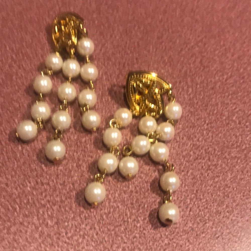 Light weight goldtone faux pearl clip ons